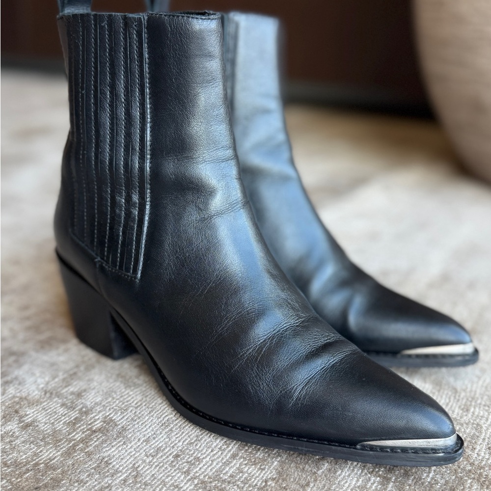 Leather boot elegant